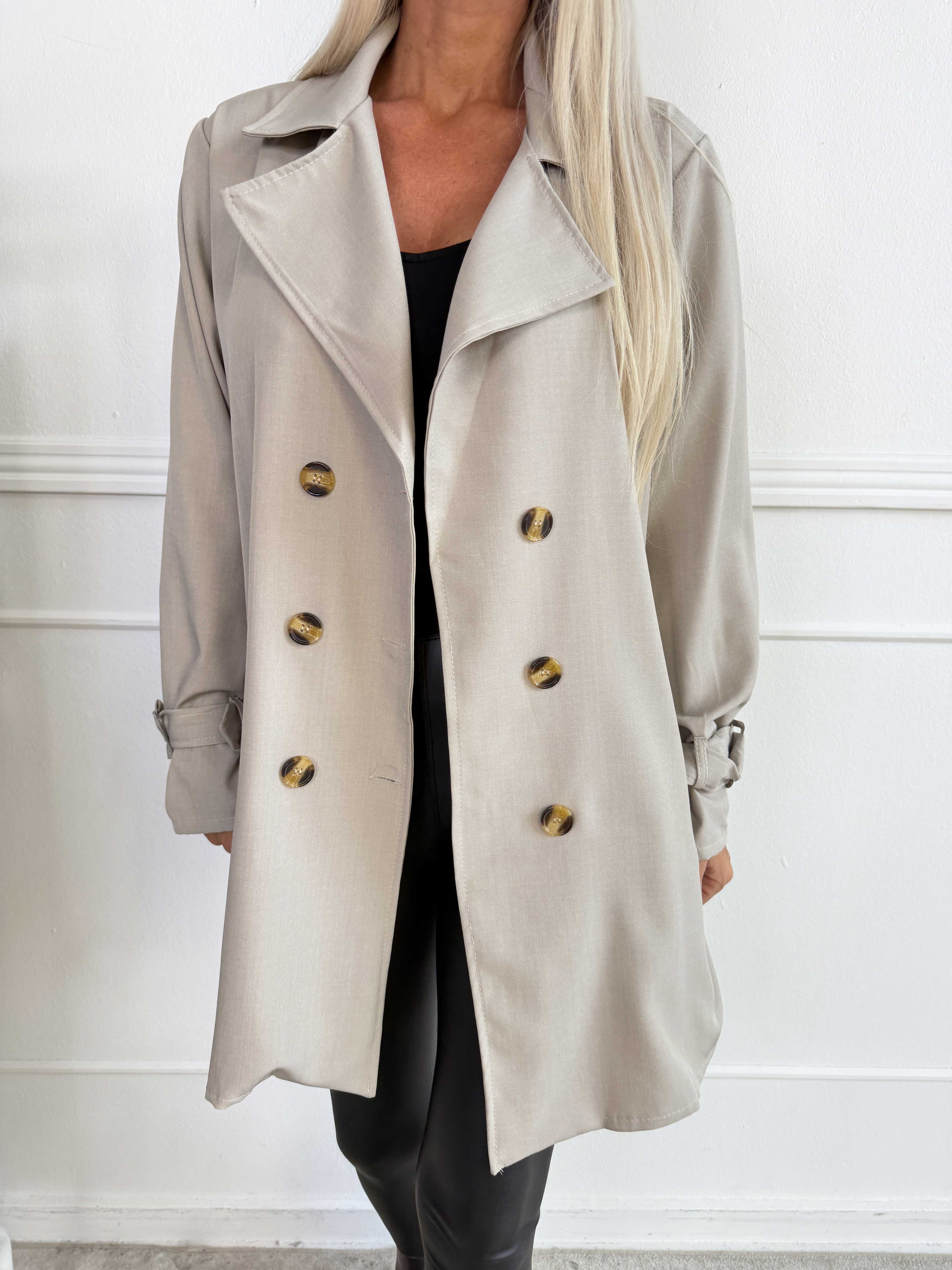 Sharpay Short 2.0 - Kort let plus size trenchcoat med bindebånd